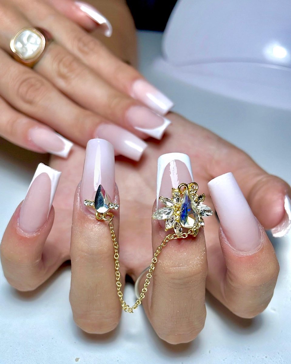 MmAlmu's tweet photo. @Cotilleos_UGR_ Yo hago 💁🏻‍♀️ IG: almudena_martinez_nails https://t.co/xA65AQzR5n