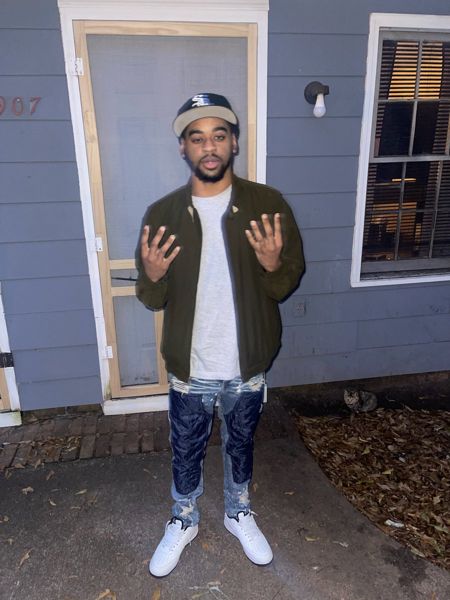 slumbabyjgudda1's tweet photo. Still Out Shining Off My Survival Pack.... 🤞🏾🦖🐐 #Slumbaby #JGudda #RR4L #slumfamily #happythanksgivng https://t.co/ugvRxO3Lwx
