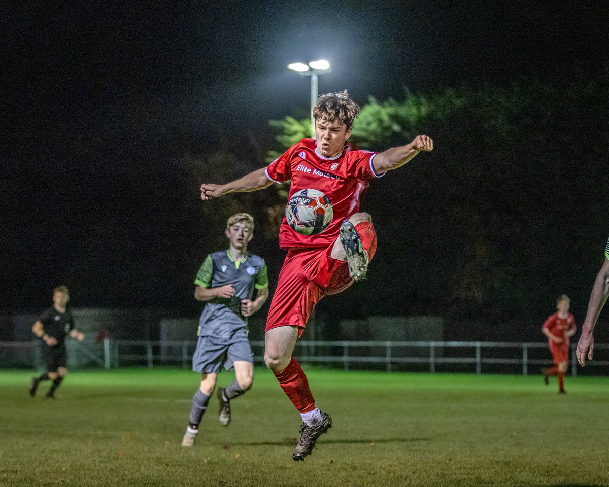 My 'Frame of the Game' from this evening's narrow loss for @FHFCU18 - congrats to @Thatcham_TownFC and thanks for having a kit that isn't a nightmare to edit!