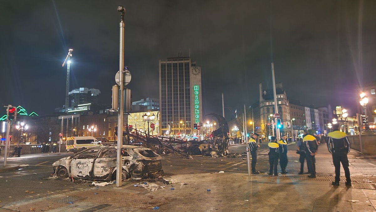 AOAFiidka's tweet photo. These photos have just been taken, and I honestly can't believe what's happened tonight in Dublin #DublinRiots 

#Dublin #Ireland #CityCentre https://t.co/m1EC2Nu8WQ