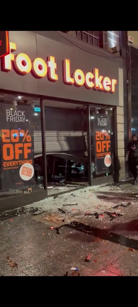 lilyspur's tweet image. 🥸 #DublinRiots