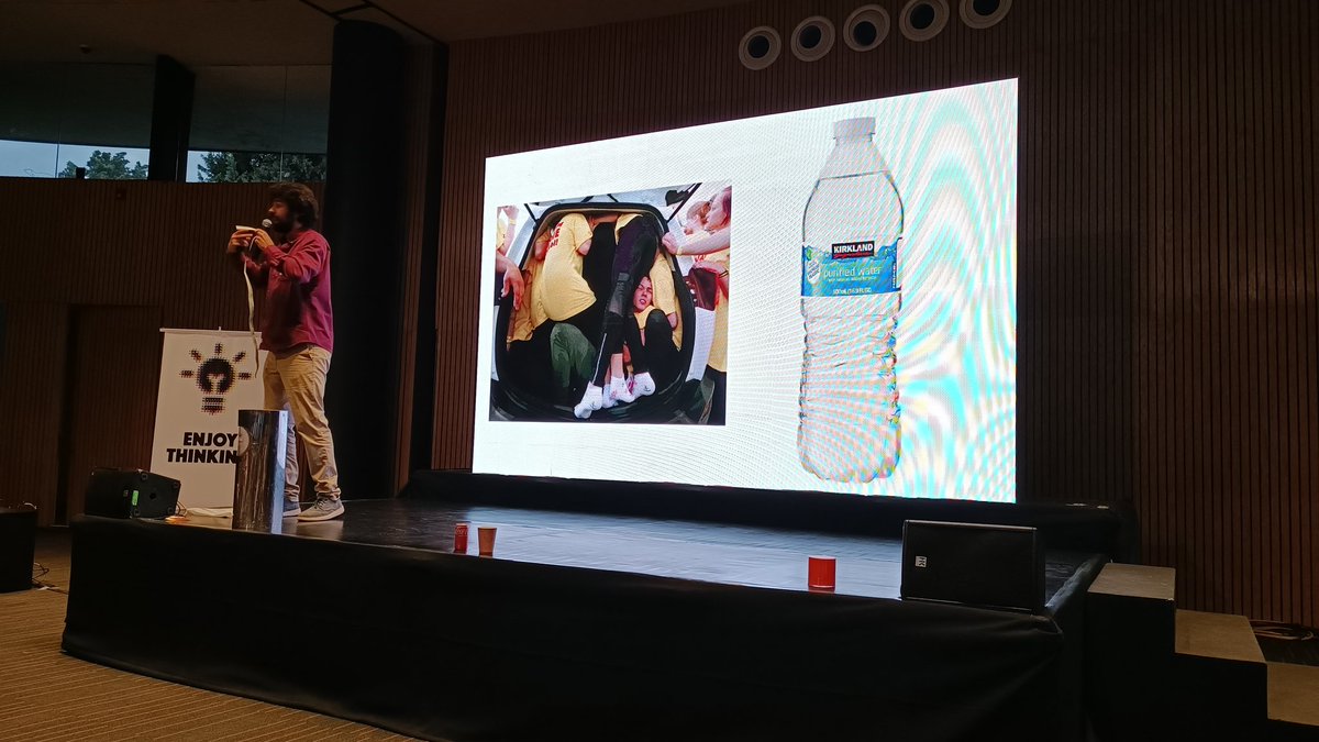 lau_morera's tweet photo. Apuestas de qué estará explicando @LandmanPol con està imagen, una paperera en el escenario, y diferentes cilindres... #EnjoyThinkingMX #matematicasyemociones https://t.co/gxNupjeAYY