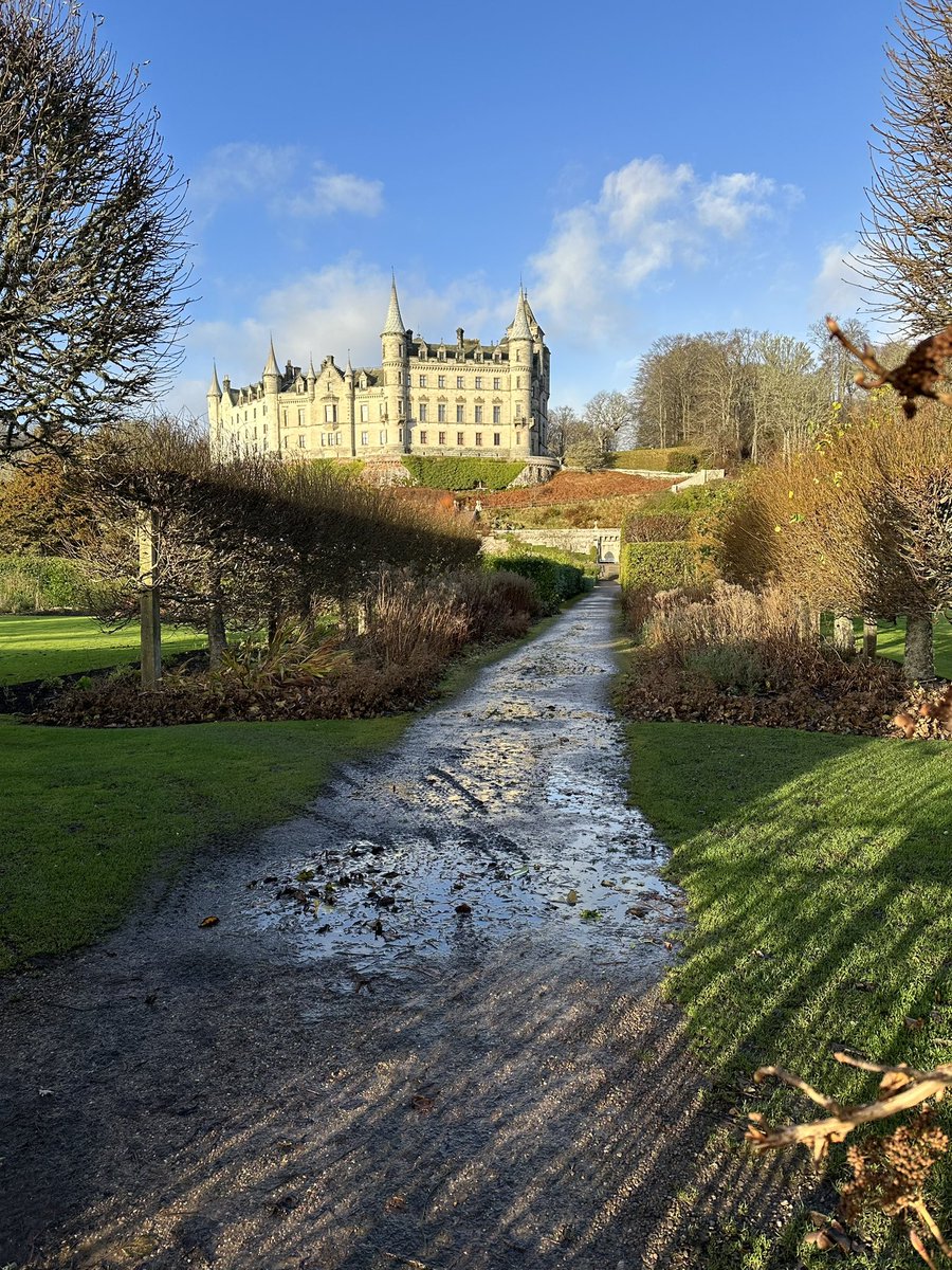 Dunrobin looking spectacular this morning @Dunrobin_Castle