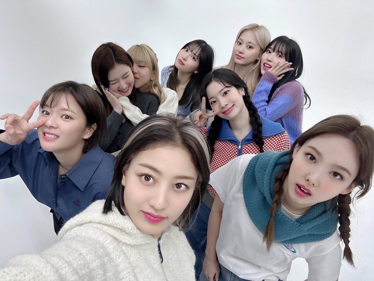 TWICEintcharts's tweet photo. For the first time in Billboard history, two female groups ranks the Top Album Sales Artists year-end chart during the same year (2023):
#10 @JYPETWICE
#15 NewJeans
The only k-pop female acts to achieve this milestone. https://t.co/OfNq1NHShd