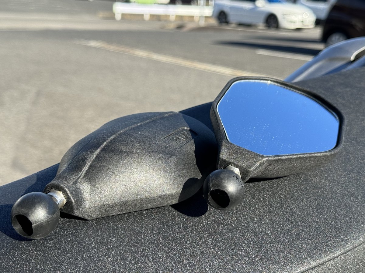 plot_touring's tweet image. RAM MOUNTSからミラーのサンプルが届きました！
ダブルテイクミラーとよく似ていますが、よりスポーティな形状で車種問わず似合いそうです🪞
今後の展開にご期待ください！

byAndo

#ラムマウント #RAMMOUNTS #走り出せばそれはツーリング