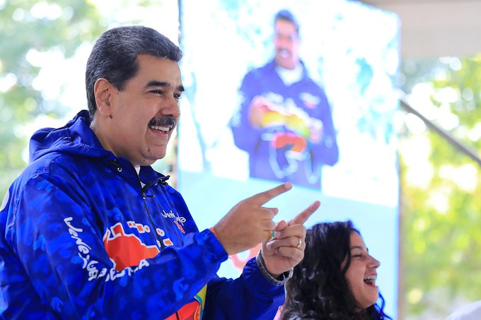 laradiodelsur's tweet photo. #23Nov Presidente @NicolasMaduro: El Congreso de la Nueva Época nació como parte de las #3RNets: Resistir, Renacer y Revolucionar. Ahí están las tres R más vigentes que nunca
https://t.co/SpGE7Wilcj #DiosTeBendigaMaduro https://t.co/U8yfhmkfQX