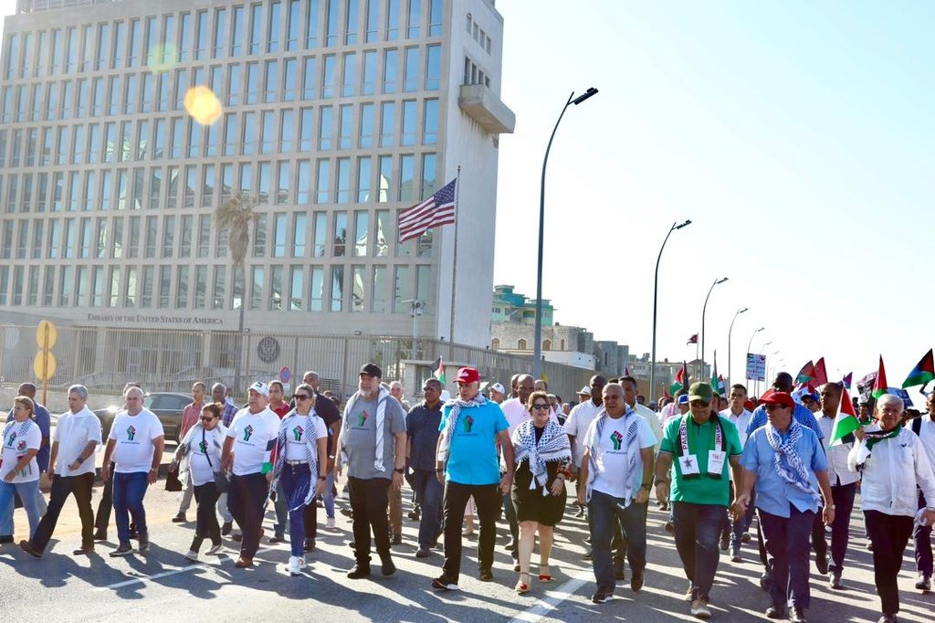 BrunoRguezP's tweet photo. Con la marcha del pueblo habanero, liderada por el Pdte @DiazCanelB y los jóvenes, hacemos un llamado a la comunidad internacional a detener de inmediato la barbarie y el genocidio en Palestina.

#Cuba reafirma su solidaridad y apoyo al hermano pueblo palestino🇵🇸.

#FreePalestine https://t.co/KnxaN6uHT0