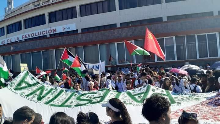 BrunoRguezP's tweet photo. Con la marcha del pueblo habanero, liderada por el Pdte @DiazCanelB y los jóvenes, hacemos un llamado a la comunidad internacional a detener de inmediato la barbarie y el genocidio en Palestina.

#Cuba reafirma su solidaridad y apoyo al hermano pueblo palestino🇵🇸.

#FreePalestine https://t.co/KnxaN6uHT0
