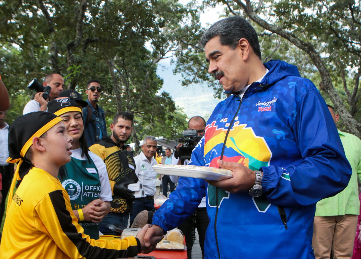 NicolasMaduro's tweet photo. Celebré mi cumpleaños en un hermoso encuentro con los Movimientos Sociales de nuestra Venezuela Toda y con el Congreso de la Nueva Época en defensa del Esequibo, que se ha ido construyendo, articulando y unificando a lo largo de estos años. Feliz de compartir con ustedes y avanzar en este tiempo histórico de la Patria ¡Vivan los líderes y lideresas del pueblo!