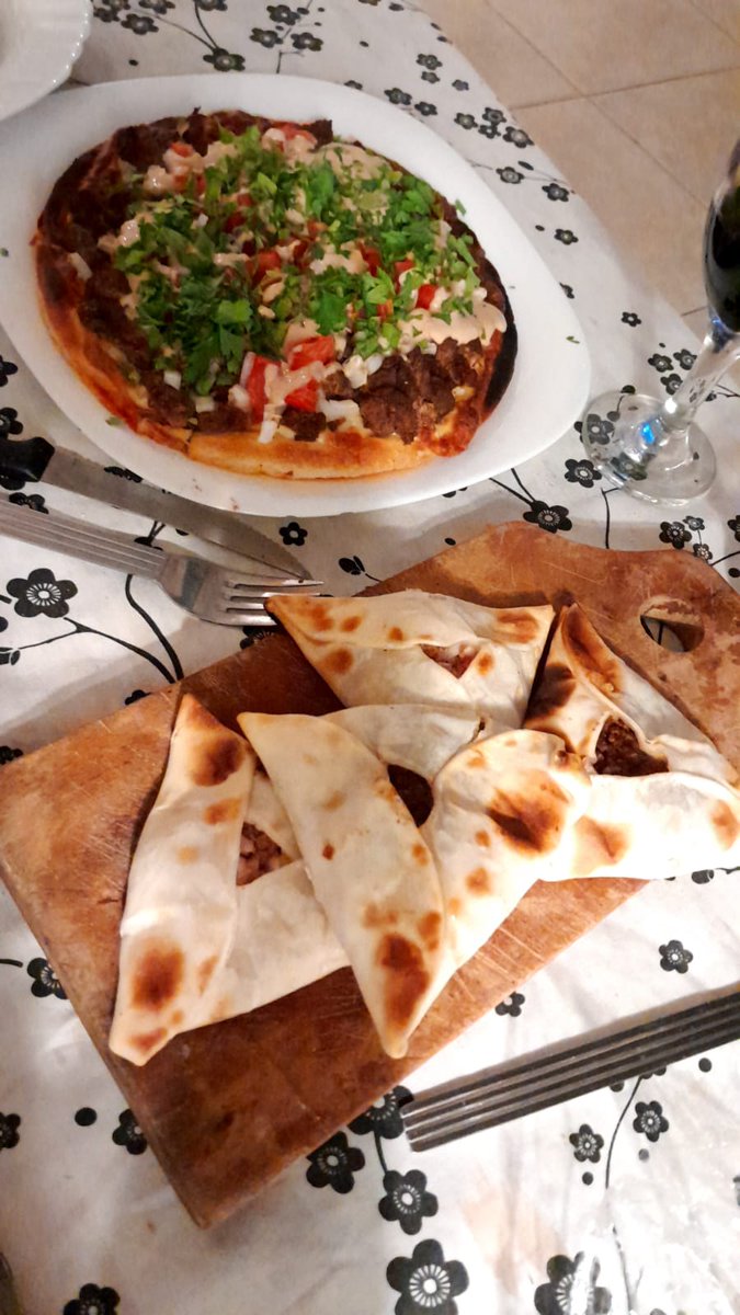 La semana pasada, después de que terminó Colectividades, nos quedamos con ganas de comer más comida árabe. Así que pedimos a YEDDO (@yeddo.saboresarabes en IG) un banquete impresionante de morfi libanés hecho con mucho sabor casero por Daniel Chaya (un crack).
