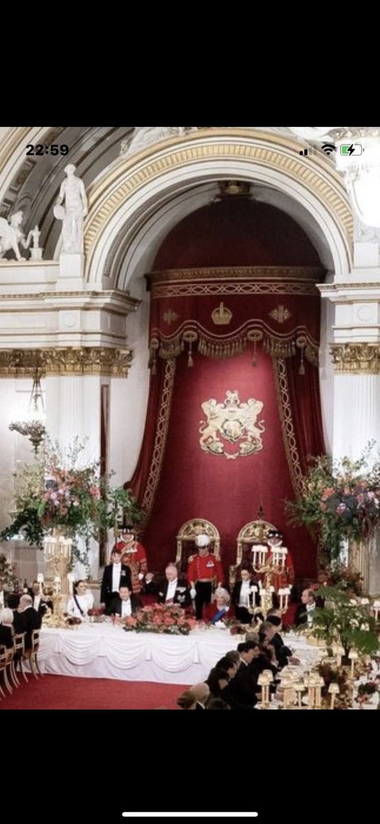 Meddy3838's tweet photo. Well… let’s look at these 2 photos: State Visit vs Toilet Photo 😂 Let’s guess who’s having the last laugh 🤭 #SussexSquad is deluded! #HarryandMeghanAreAJoke #HarryandMeghan https://t.co/Aa79SXuVh5