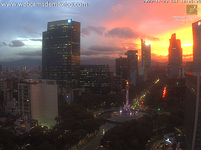 Los colores de este atardecer desde Ciudad de México #CDMX. Temperatura actual: 16° C. 

Vista Paseo de la Reforma.      

Para ver en tiempo real:   
webcamsdemexico.com/webcam/mexico-…