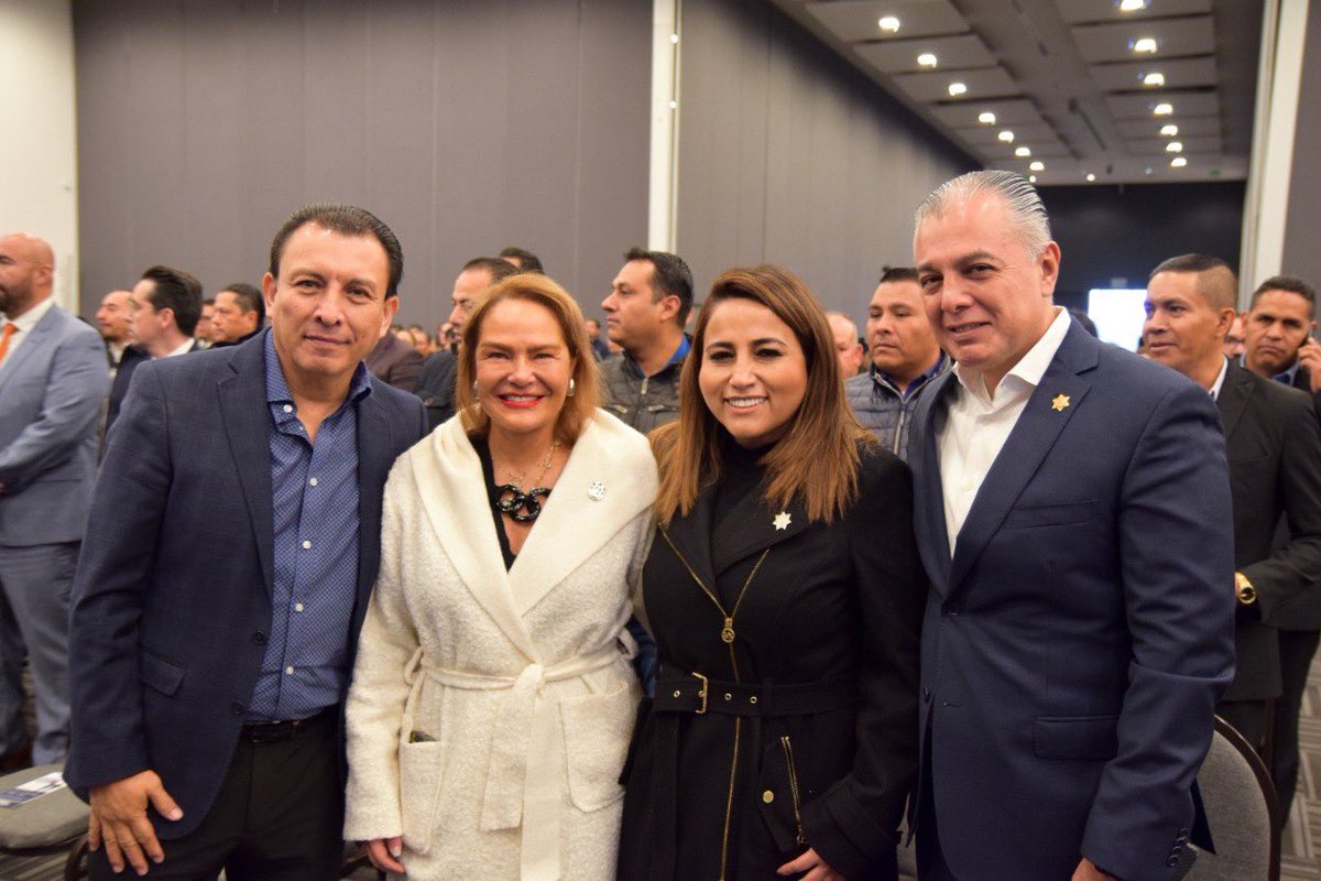 SolKuriL's tweet photo. La sinergia entre gobierno, policía de proximidad y ciudadanos es la clave del éxito en la implementación de la Justicia Cívica en Querétaro. Juntas y juntos construimos una sociedad más justa y segura. 💼🤝🏽 #MujeresLibres #ContigoyPorTi https://t.co/An9pqB6EKM