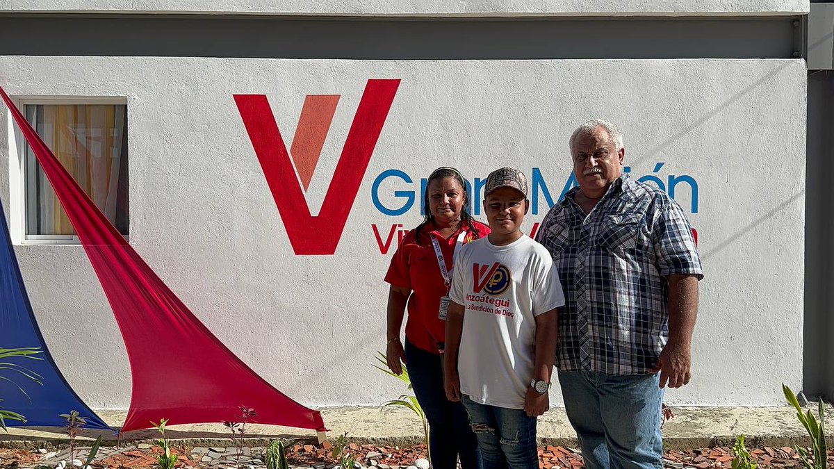 Minhvi_Oficial's tweet photo. #EnVivo 📺 || Trabajadora, Moraima Armas: Soy empleada  activa del @Minhvi_Oficial, por años he visto como muchas familias han cumplido su sueño de tener una casa propia y hoy está dicha llega a mi vida, porque estoy recibiendo las llaves de mi apartamento #DiosTeBendigaMaduro https://t.co/Uf7tWaY4mx