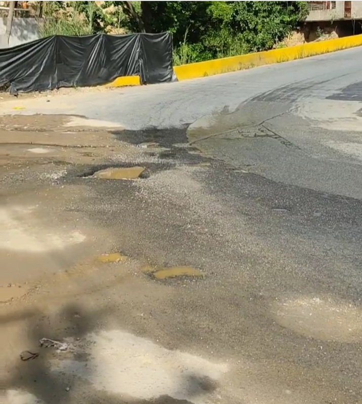 nerefb's tweet photo. @eliasayegh @ElHatillo donde esta la inspección municipal de la obra del cementerio? Acaban con la  vialidad de acceso a #ElEncantado https://t.co/YXg3NdDqI9
