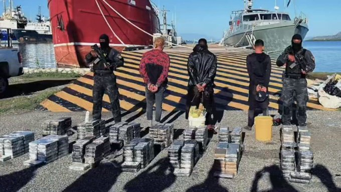 ElDia_do's tweet photo. #Nacionales l Autoridades ocupan 355 paquetes de cocaína en Peravia, detienen a dos dominicanos y un colombiano https://t.co/etm0HEkcpZ
#DNDC #Cocaína #Dominicanos #Colombiano https://t.co/1OSBBBuWjt
