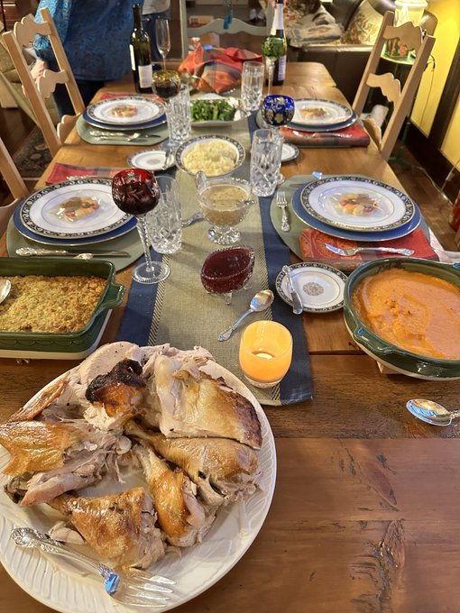 My first thanksgiving with my family since 2019 🥹&hearts;️ https://t.co/MpR7ZsvWnu