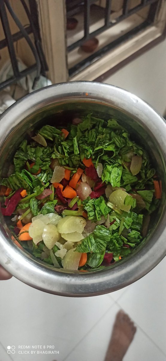 Bhagirathsutar's tweet photo. 🕕Morning 6:00am
💙Healthy Tips
🧡My daily Early morning  Juice
🥦+🥬+🥕+🌰+🫑 Mixture 🍹juice https://t.co/1Vd0Po9dVf
