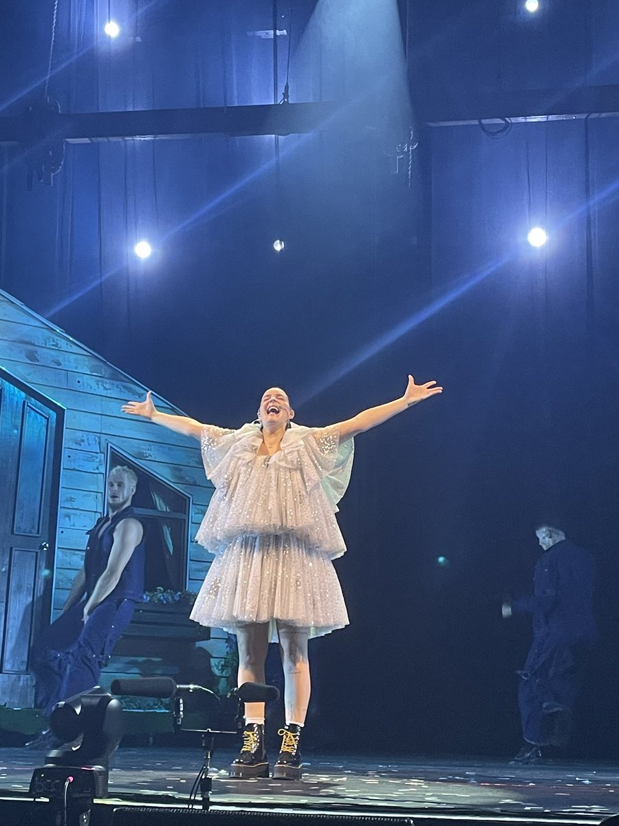 AlbaaFuentes's tweet photo. @AnneMarie Safe at home. Thank you for tonight, it’s was an amazing night after all… 💖🤍 https://t.co/PKdgzpJUxR