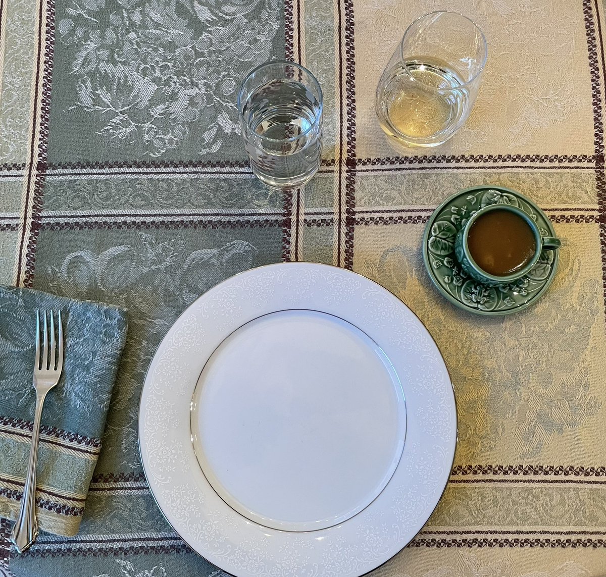k_mclaughlin27's tweet photo. mom set up a personal side saucer for my gravy this year… https://t.co/uYQYs5nAzr