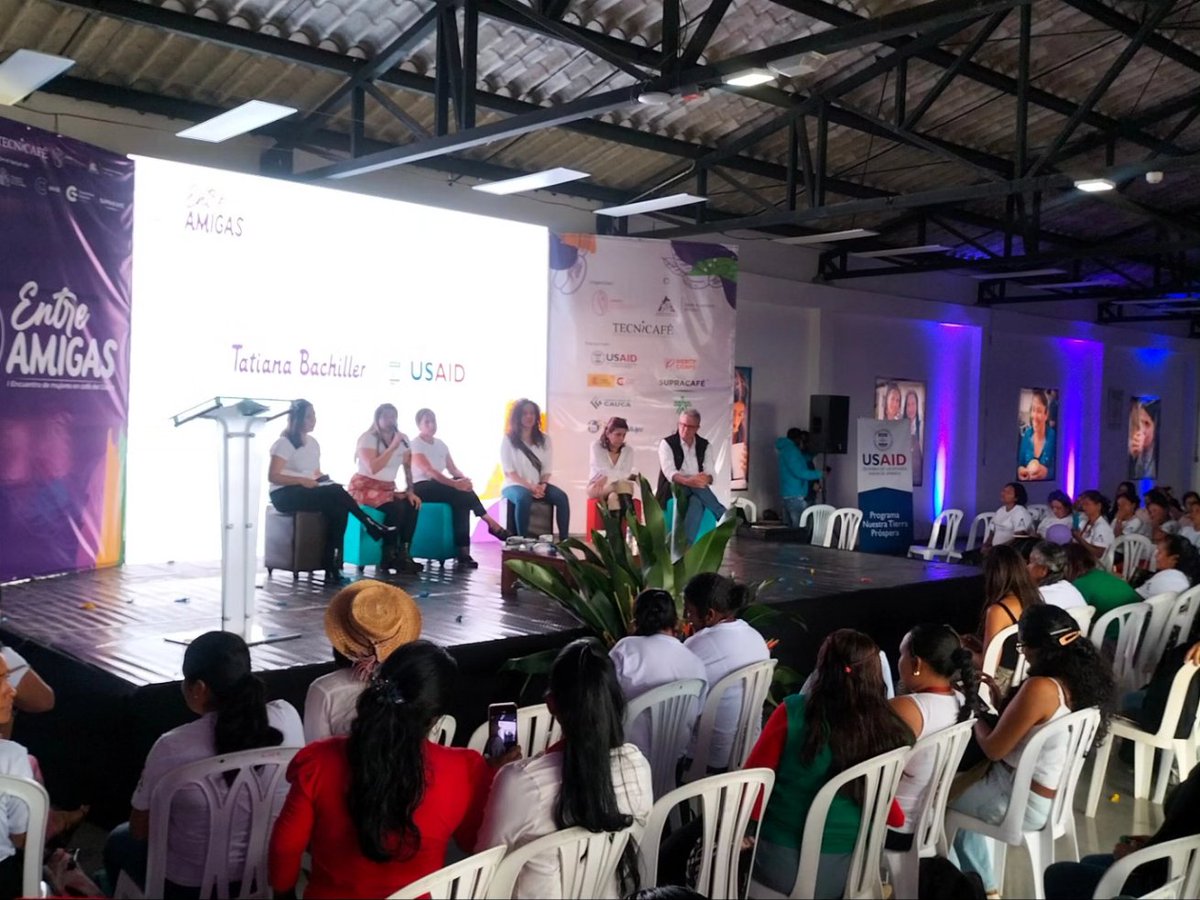 PTITECNiCAFE's tweet photo. Más de 300 mujeres llegaron a TECNiCAFÉ para participar de EntreAmigas, iniciativa que es un referente para Colombia, gracias al liderazgo del @cafeteroscauca, #AMUCC , TECNiCAFÉ y al apoyo de organizaciones que trabajan en pro de la inclusión y el empoderamiento de la mujer. https://t.co/IEW2MfQ5J9
