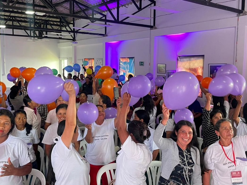 PTITECNiCAFE's tweet photo. Más de 300 mujeres llegaron a TECNiCAFÉ para participar de EntreAmigas, iniciativa que es un referente para Colombia, gracias al liderazgo del @cafeteroscauca, #AMUCC , TECNiCAFÉ y al apoyo de organizaciones que trabajan en pro de la inclusión y el empoderamiento de la mujer. https://t.co/IEW2MfQ5J9