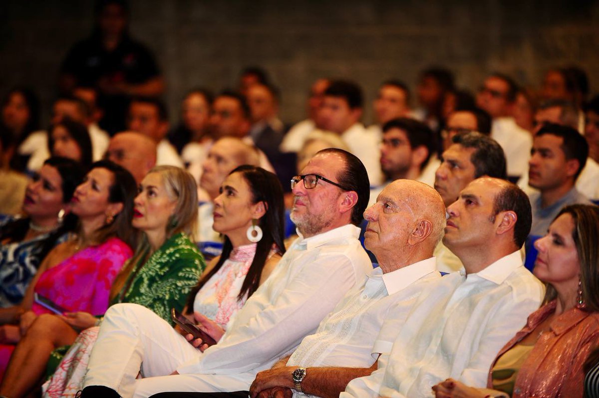 DidierLobo_Ch's tweet photo. ¡Felices 40 Años @Areandina! Hoy, desde el Congreso de la República entregamos Mención de reconocimiento por su liderazgo en las últimas cuatro décadas de un proyecto educativo forjador de profesionales en una amplia gama de disciplinas @gelcagutierrez @Yeseihdz https://t.co/QL7xROvWjU
