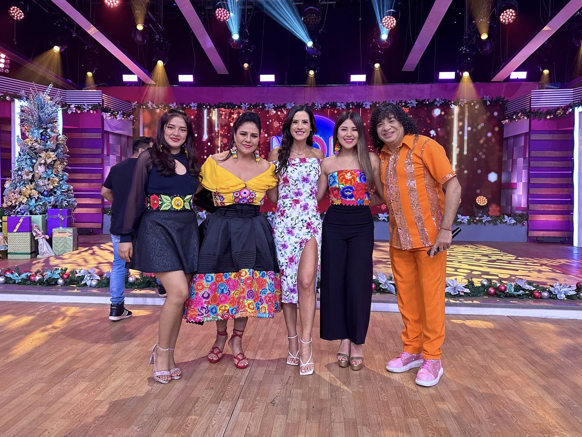 DINAPAUCAR's tweet photo. Hoy nos encontramos con nuestros amigos de @mqmtvoficial 🥰

¡Muchas gracias por todo el amor y la sorpresa preparada por nuestros reposteros tan talentosos! Me encantó mucho su trabajo, estoy muy feliz 🙏🏻💖

#DinaPaucar #LaDiosaHermosaDelAmor #Peru
#Mis33AñosDeHistoria https://t.co/e61a2RsCv5