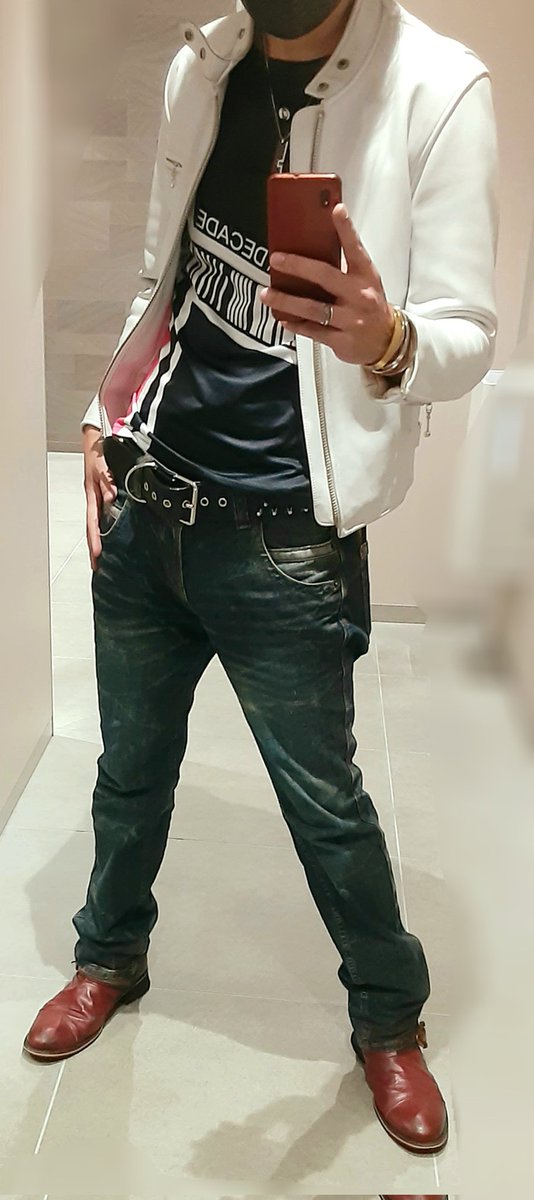 今日は冷えると聞いて革ジャンを着てきました 