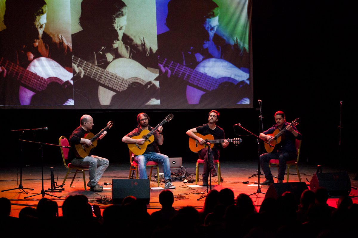 Viernes 24 (mañana), 21hs. Será un espectáculo precioso. Cuarteto de guitarras, milongas de Mastra, y la voz del mismísimo Alberto que nos acompaña (como lo de Lennon ahora, ¿vio? pero nuestro). Entradas en Tickantel. Vengan, no se van a arrepentir