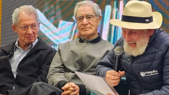 Nuestro Presidente, Padre Graziano Mason, dedicó unas sentidas palabras a las y los jóvenes en agradecimiento al reconocimiento otorgado por la Facultad de Economía  de <a href="/PUCE_Ecuador/">PUCE Ecuador</a>
"Les invito a ustedes también a sumarse, querida y amada juventud a otro modelo de economía..."