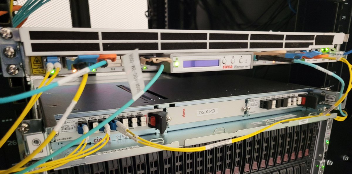 Here's a sneak peek into our core network 👀

@Ciena  powers OGIX's optical transport platform allowing us to interconnect @colo_pure  to University of Ottawa with up to 200Gbps of capacity !

#ix #peering #optical #fiber