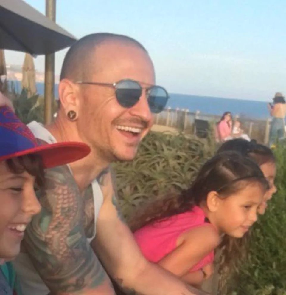 past2present_x's tweet image. The very last photo of Chester Bennington taken by his wife just one day before he hanged himself
What would we see in the final candid photographs and videos of folks who made the tragic decision to take their own lives? Expressions of pain and anger? Brows furrowed with…