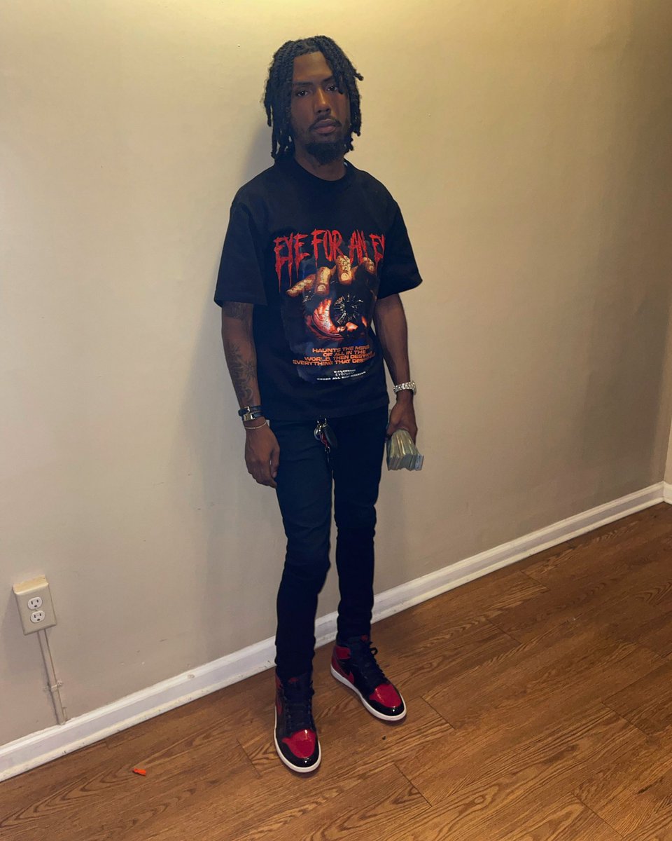 staytruemezi__'s tweet photo. THIS IS THE LIFE OF A TRAPPER IN THE TRENCHES 🏚️ YOU GOTTA JUST TAKE SHT FOR WHAT IT IS. MY BROTHER HAD DIED & I TOOK HIS KIDS SHOW EM HOW TO BE A MAN WHATS MINE IS HIS 💯❤️… #FreeStayTrue #ForeverMySon https://t.co/RViDit8nin