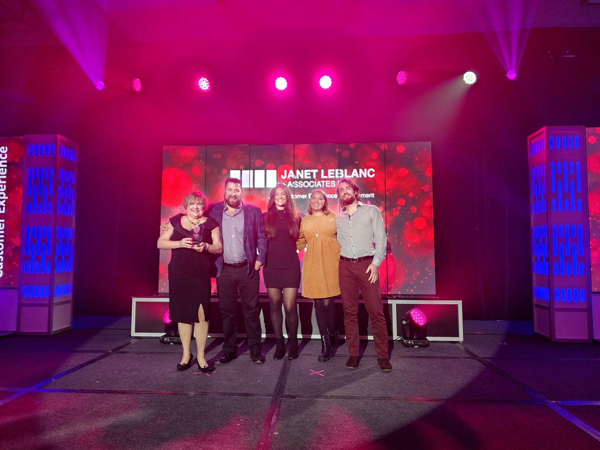 As a proud sponsor of #TheBOBs, I was thrilled to present the Best Performance in #CustomerExperience award to @Fullscript for aligning two #CX journeys—the #healthcare practitioner experience + the patient experience—onto a single platform. #Fullscript #OttBobs #Ottnews