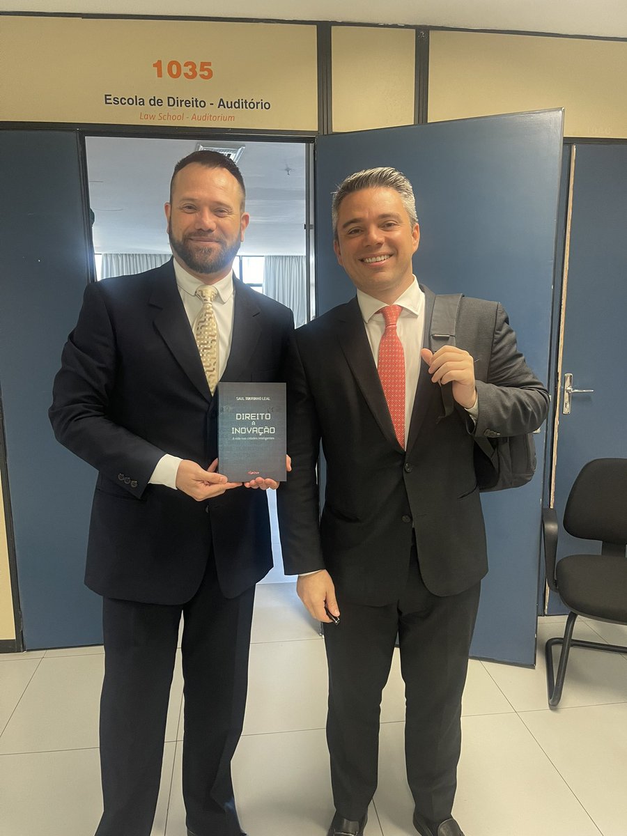 At the X International Seminar on Technology, Law, and Innovation, I had the privilege of exchanging ideas with Prof. Dr. Saul Tourinho (IDP) and receiving a copy of his book. His work delves into legal challenges and opportunities in the Fourth Industrial Revolution, providing