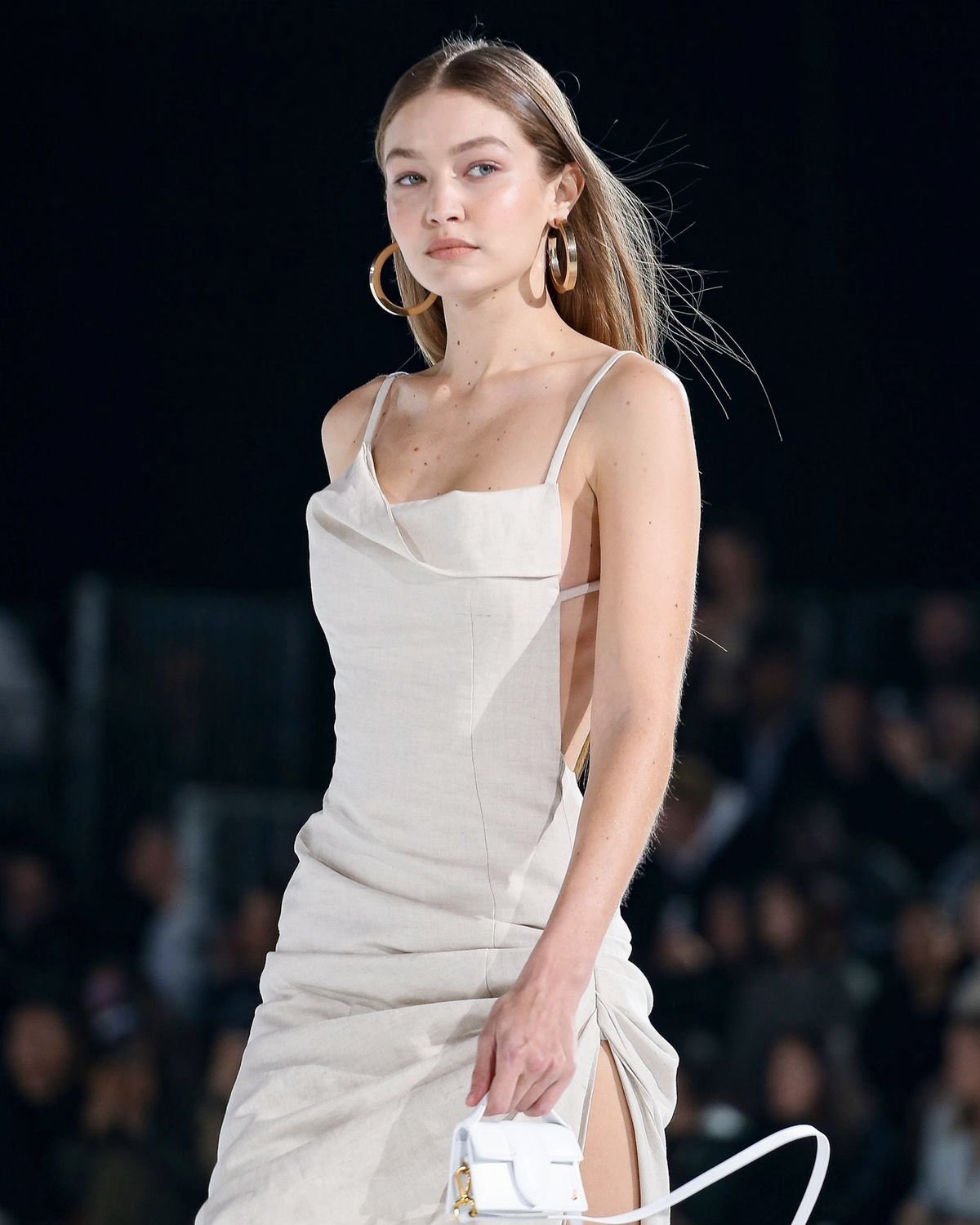 Джиджи хадид показ. Джиджи хадид. Джиджи хадид версаче. Джиджи хадид показ версаче. Джиджи хадид.