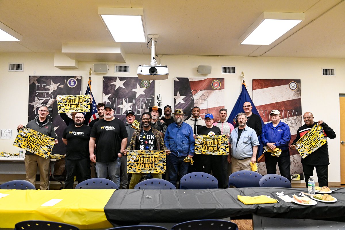 NFLPA's tweet photo. @Dolphins @T_Armstead72 @BGCofBroward @FinsOffTheField @AZCardinals @UnitedFoodBank @KelvinBeachumJr Our Week 9 runner-up Levi Wallace continued his support by holding a Thanksgiving dinner distribution at Veteran's Place.
He also presented Veteran's Place w/ a $25K donation through Amazon's #TNFforGood. https://t.co/8U3TRCZRxs