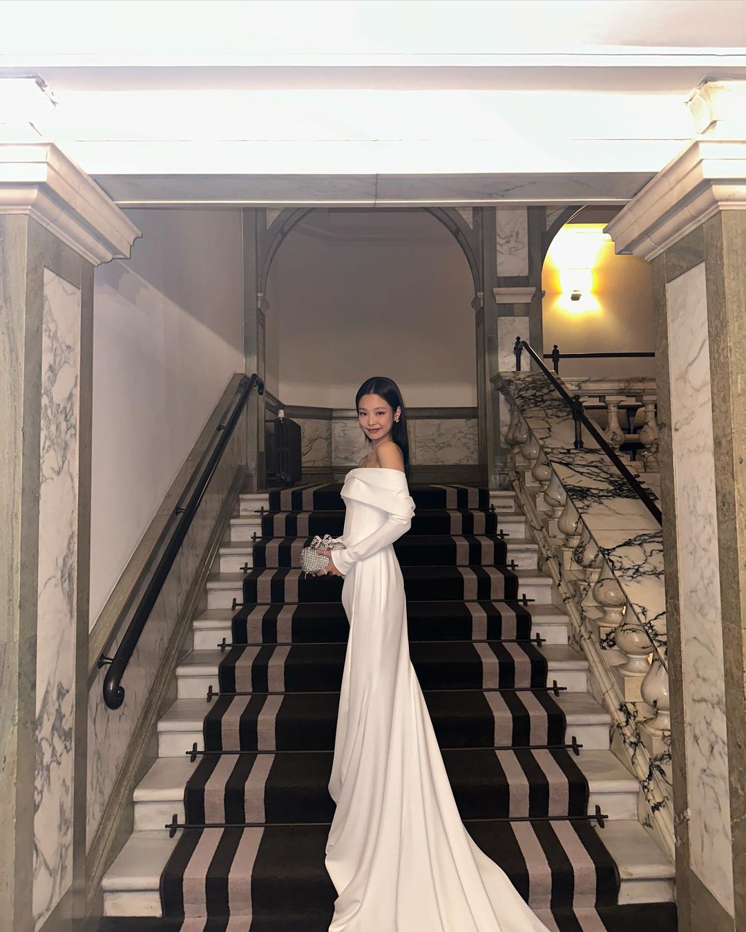 jennie diện đầm đuôi cá