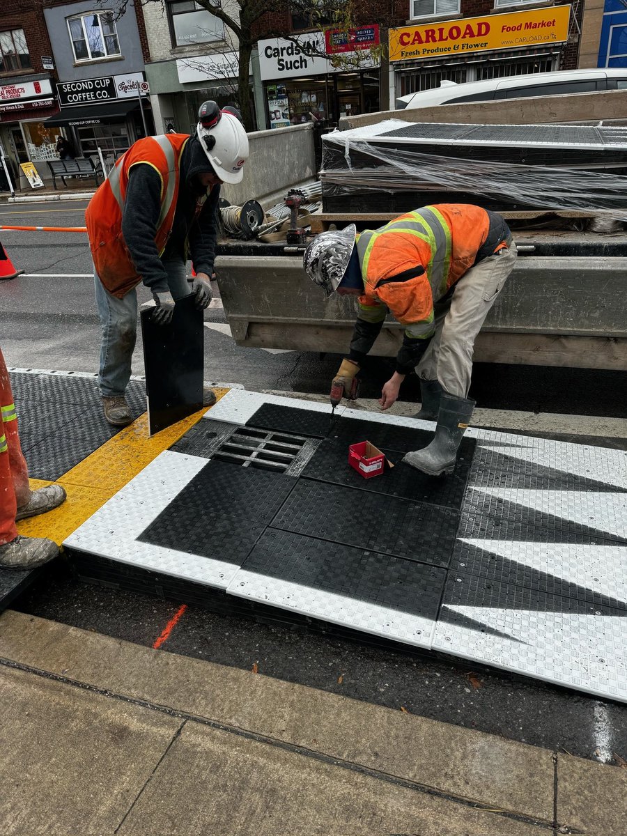 inHrEye's tweet image. The new #BikeTO ramp design was based on feedback @ziclasolutions received from both Toronto &amp;amp; NYC.
There are other design improvements on a few other platforms going in over the next few weeks.

Yes, the ramps are VERY bolted down

(📷 from Zicla, of the Windermere ramp)