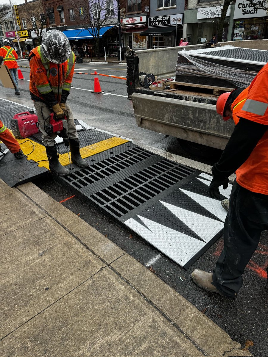 inHrEye's tweet image. The new #BikeTO ramp design was based on feedback @ziclasolutions received from both Toronto &amp;amp; NYC.
There are other design improvements on a few other platforms going in over the next few weeks.

Yes, the ramps are VERY bolted down

(📷 from Zicla, of the Windermere ramp)