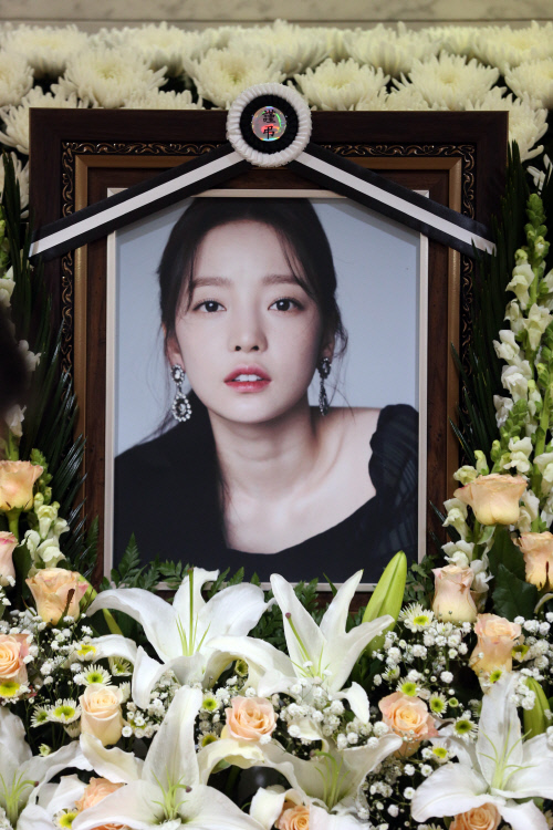 imbcenews's tweet photo. 故구하라, 오늘(24일) 사망 4주기 #구하라 #具荷拉 #GuHaRa #クハラ
그룹 카라 출신 가수 구하라가 세상을 떠난 지 4년이 흘렀다
⬇기사 Click Plz⬇
https://t.co/hUgdBPc5n9 https://t.co/VTkQHpeKLF