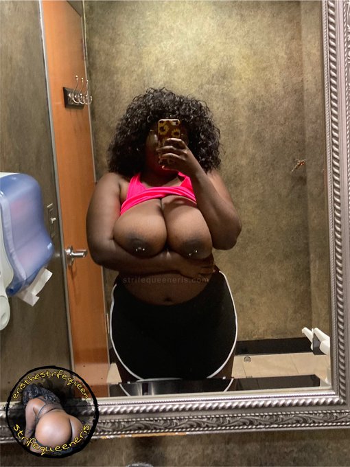 who’s thankful for my big fat juicy honking tits? https://t.co/PjoyROTGCc