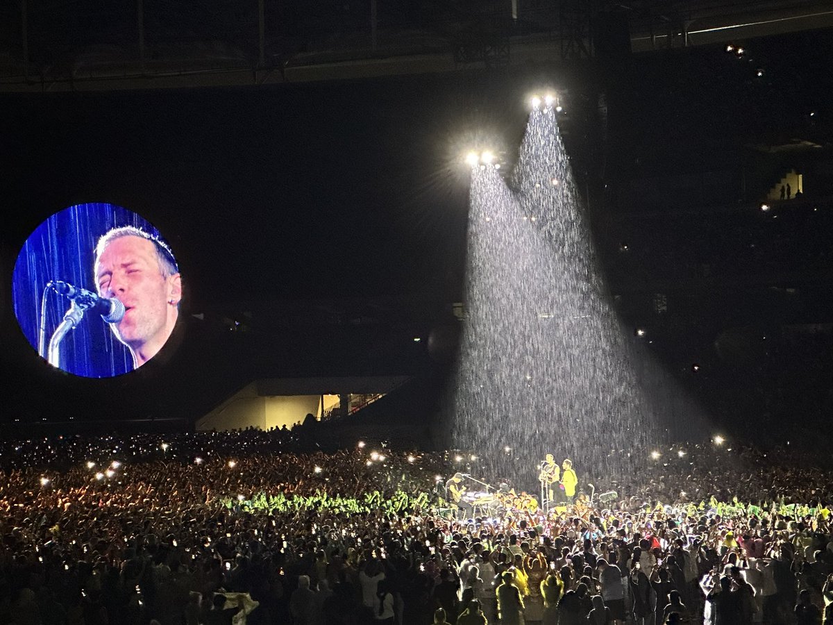 judy99_ms's tweet photo. @LiveNation #ColdplayKualaLumpur https://t.co/QzR8IsrFLu