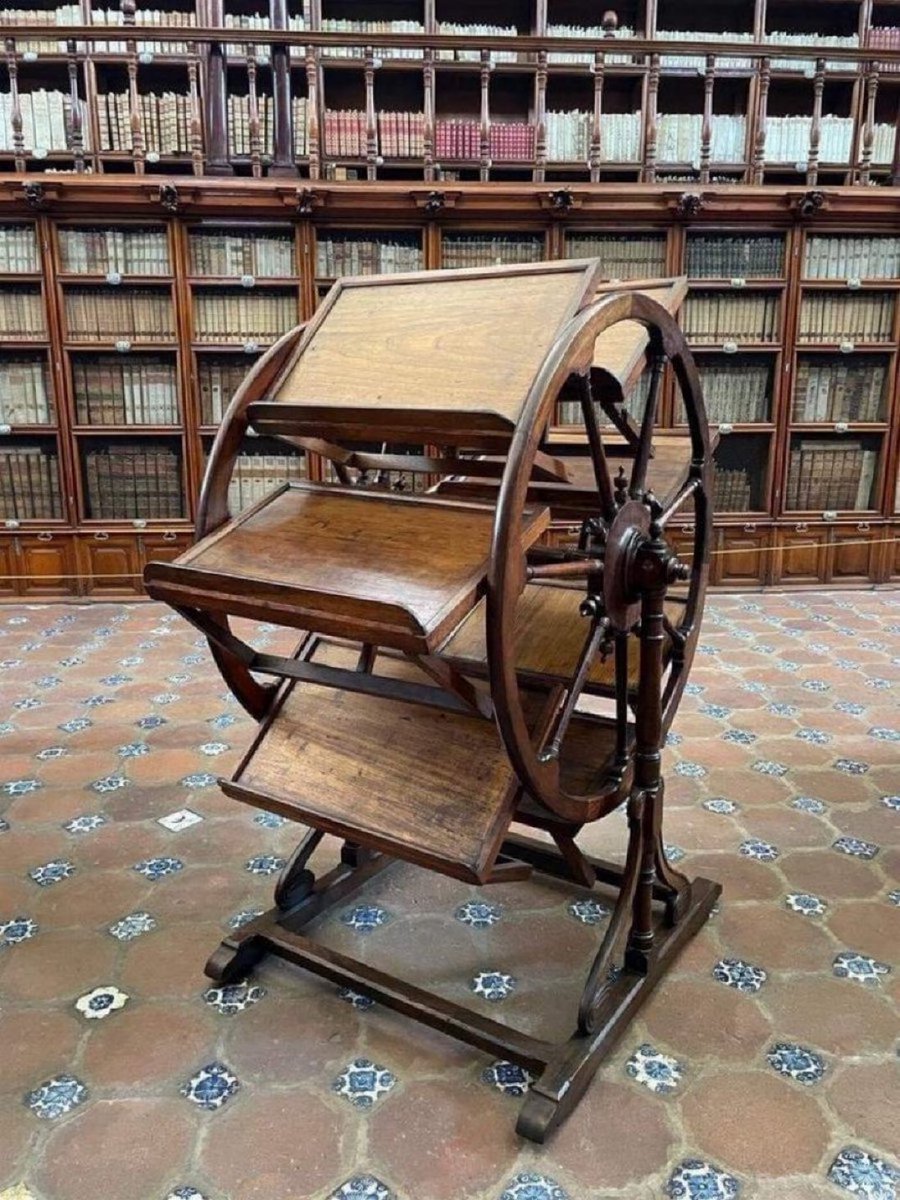 ValaAfshar's tweet photo. 400 years ago, we used this device to open 7 books at a time https://t.co/qD8XEsM8OV