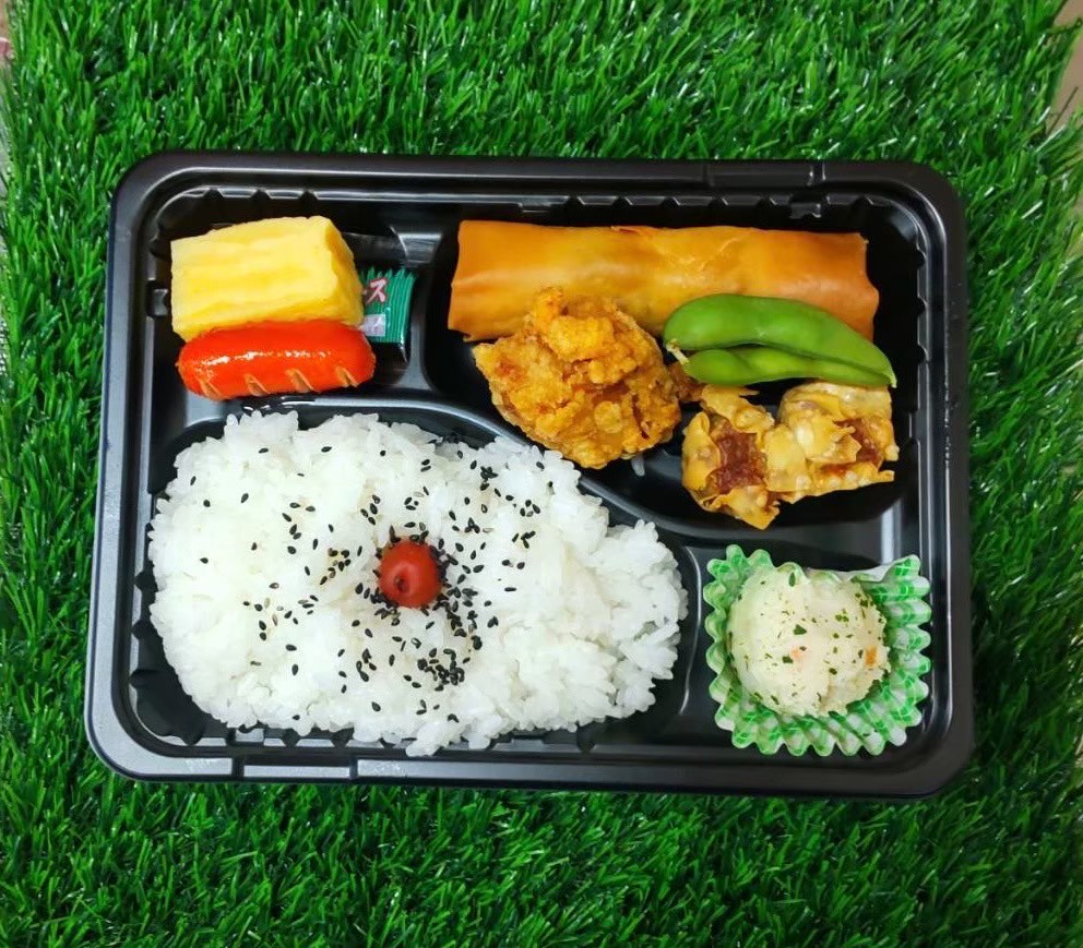 namikgroup's tweet photo. こんにちは🙇✨

ラーメン並木
新南陽本店の横にある　　

無人直売所の並木弁当
速攻弁当シリーズ

今日の日替わりは
中華弁当です🌞

ラーメン並木弁当へ!!🥰

#並木弁当  #ラーメン並木 #ラーメン　#弁当　#周南市　#山口県　#唐揚げ　#唐揚げ弁当 https://t.co/VnC6ZnTBxV