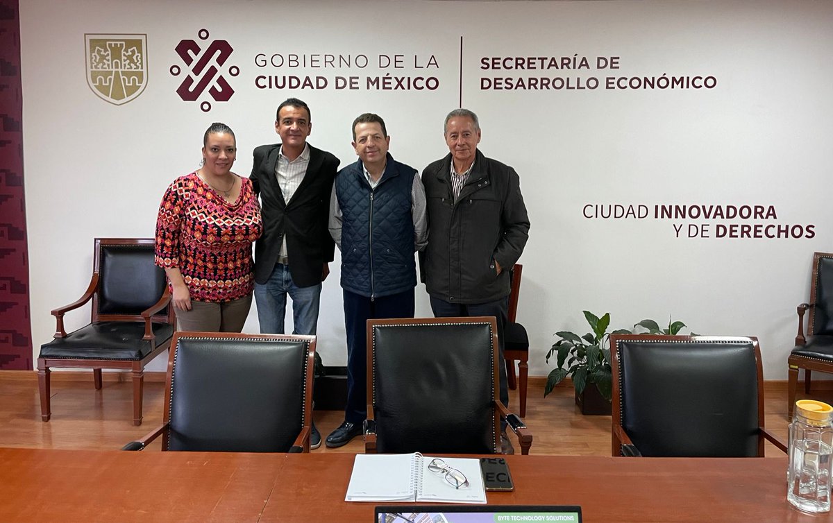 SedecoCDMX's tweet photo. Nuestro titular @FadlalaAkabani se reunió con representantes de Proyectos Agrovoltaícos, con el objetivo de impulsar el acercamiento de la tecnología solar fotovoltaica al campo de la Ciudad de México y propiciar su transición energética. https://t.co/Vc6KjNRwFb