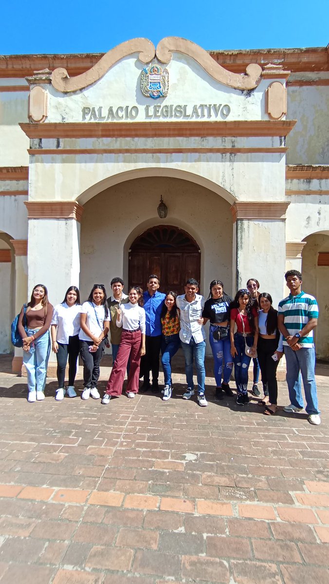 KevinGavidia96's tweet photo. Sin parar por buscar la solución de poder lograr recuperar la educación de estos jóvenes próximos profesionales en materia de salud, #CEUDONE de frente.. mediante el #CLEBNE agradecidos totalmente por el apoyo de nuestro Dip. Johan Yanez hacía los estudiantes neoespartanos... https://t.co/AEGU9UrSPk