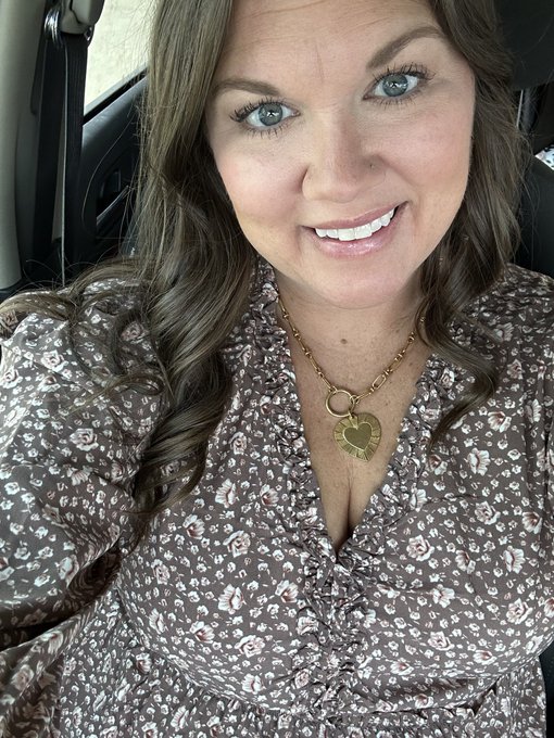 Happy Thanksgiving 🦃 what are you thankful for? https://t.co/chxZVYC8ez