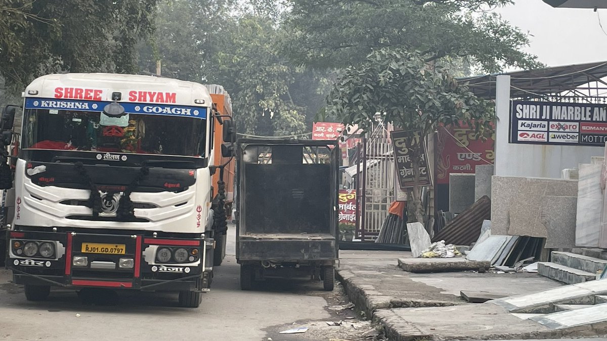 PressSubodhJain's tweet photo. दिल्ली के प्रदूषण से पराली, पटाखे और पुलिस का क्या संबंध है?

अब पराली जलने के केस कम हो रहे हैं!
पटाखे फूंकने का काम बंद हो गया है!
अब बची दिल्ली पुलिस!

दिल्ली की हवा को ज़हरीला बनाने में @DelhiPolice की @dtptraffic अपना भरपूर योगदान दे रही है।

@CPDelhi के नेतृत्व में प्रतिबंध के बावजूद अन्य राज्यों में पंजीकृत टैक्सियाँ धड़ल्ले से सड़कों पर दौड़ रही हैं।

ग़ैरज़रूरी मालवाहक वाहनों से मोटी उगाही करके दिल्ली में प्रवेश की अनुमति दी जा रही है!

रिश्वत के इस खेल का प्रमाण शहर में लगे #CCTV कैमरों में रिकॉर्ड है!

@पटाखों से ख़फ़ा @SCofInd चाहे तो प्रमाण मंगाकर @dtptraffic के आला अफ़सरों पर लोगों की जान ख़तरे में डालने का मुक़दमा चला सकता है!

लेकिन नाराज़गी और चिंता कोर्ट रुम से बाहर नहीं निकल पा रही है!

तब तक हम और आप को ख़ुश होना चाहिए! अपनी निकम्मे नेताओं, ग़ैरज़िम्मेदार सरकारों, भ्रष्ट पुलिस अफ़सरों और “सजग न्यायपालिका” के लिए।

@PMOIndia @HMOIndia @LtGovDelhi